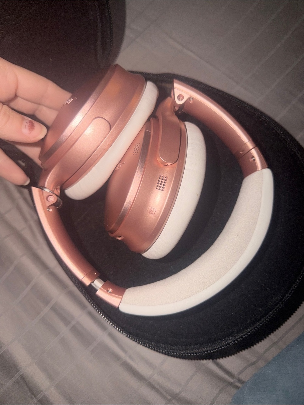 BOSE quiet comfort II Over-Ear Headphones - Rose Gold, Comfortable Cushions.
